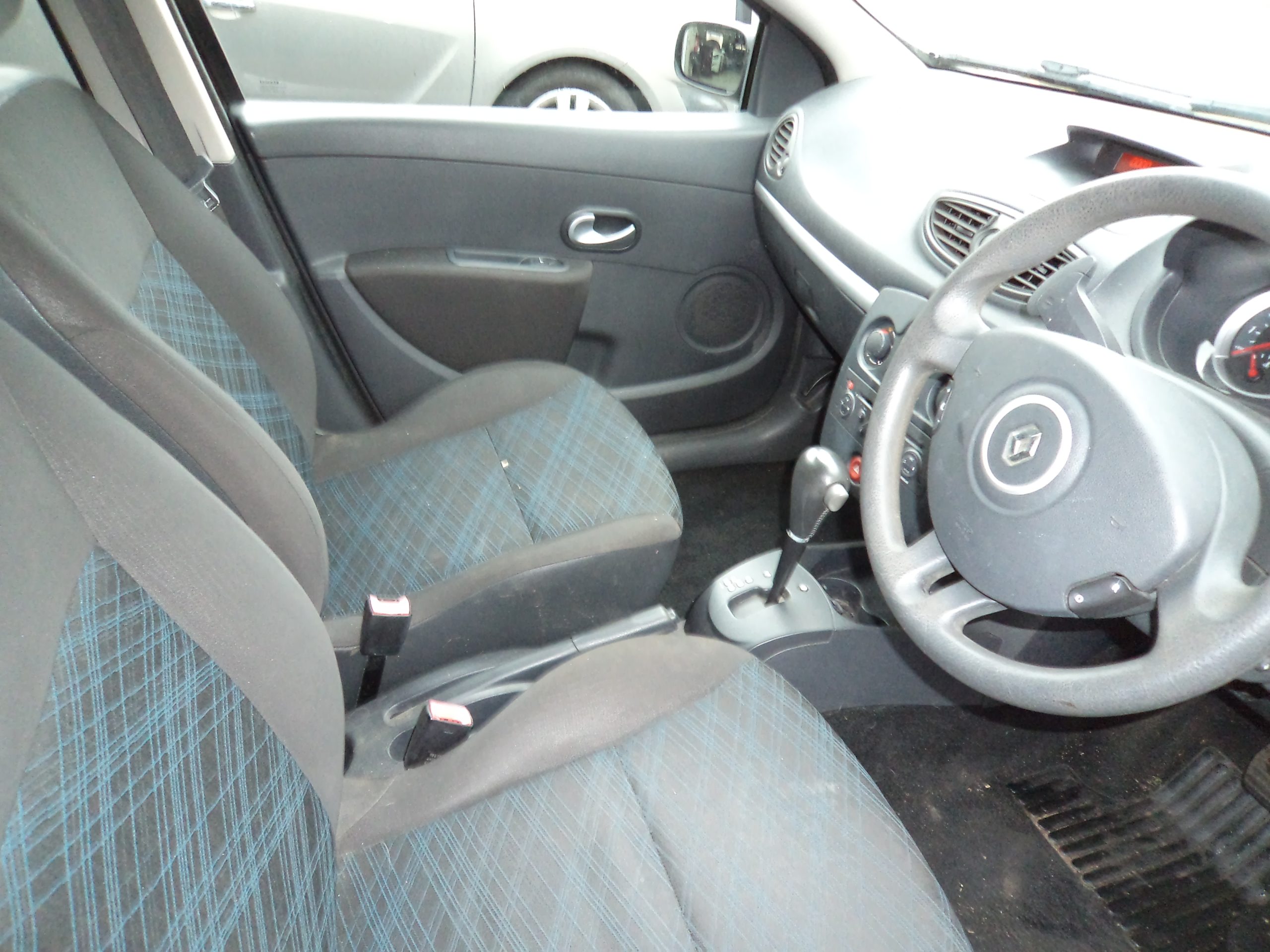 								RENAULT CLIO 1.6 AUTOMATIC EXPRESSION full									